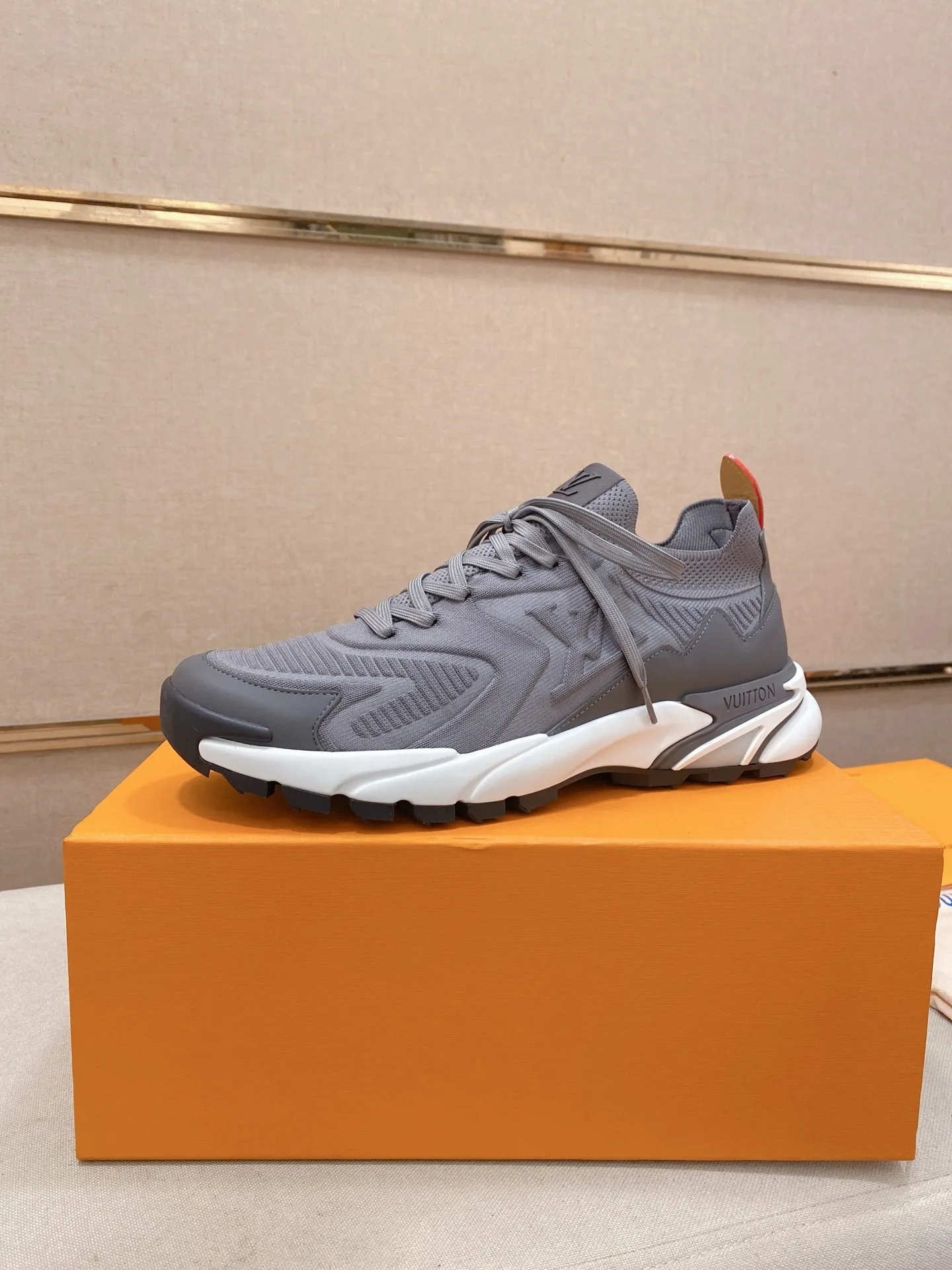 Men's Men's Shoes💰: 620💰The high version of the LV Runner Tatic sneakers are made of a whole piece of technical knitting to create an easy-to-take-on design, and are trimmed with cow leather to outline the upper. The LV logo on the side creates a dynamic feel among the textures, and the leather back strap is shaped like the handle fasteners in the Louis Vuitton leather goods collection. Mixed materials Laces Louis Vuitton accents Rubber outsole with Vuitton logo Size 39-44 Customizable 38.45.46